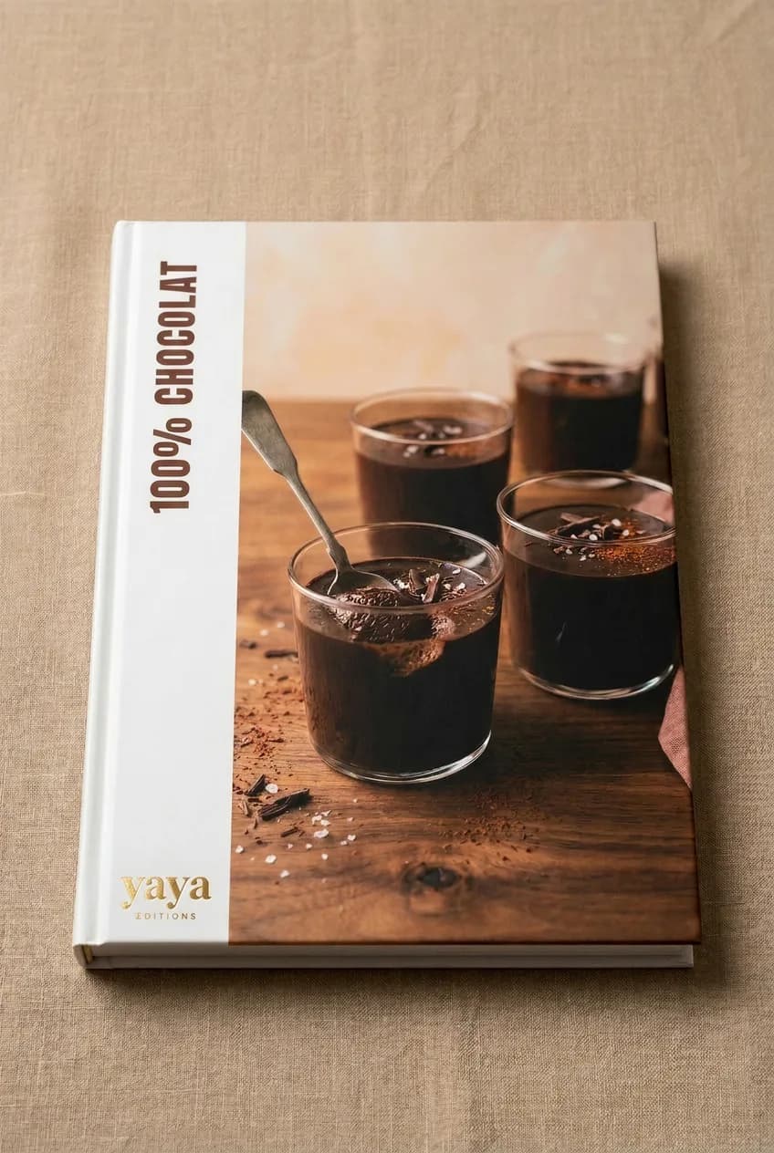 Beau livre YAYA à couverture rigide cartonnée, dressé debout comme un livre de chef