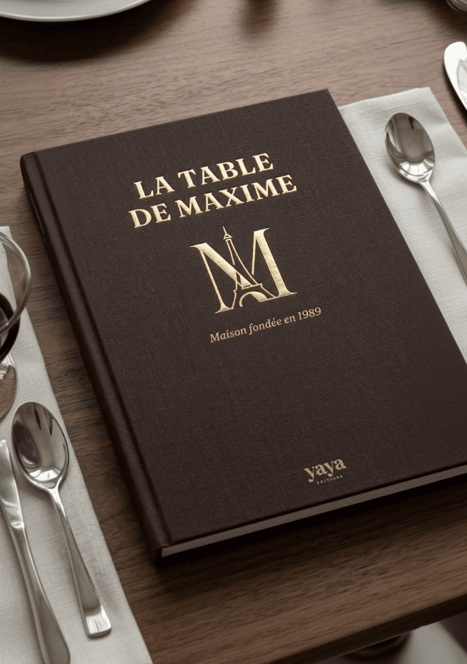 Livre de cuisine pro YAYA pour Maxime, couverture personnalisée posée sur un set de table