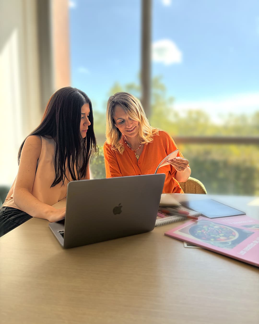 Juliette et Déborah devant un écran, en pleine composition d'un livre
